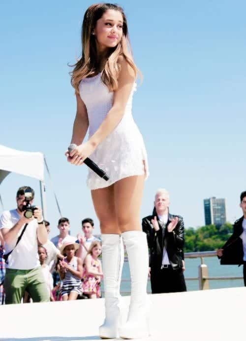 Stylish Ariana Grande outfits (5)