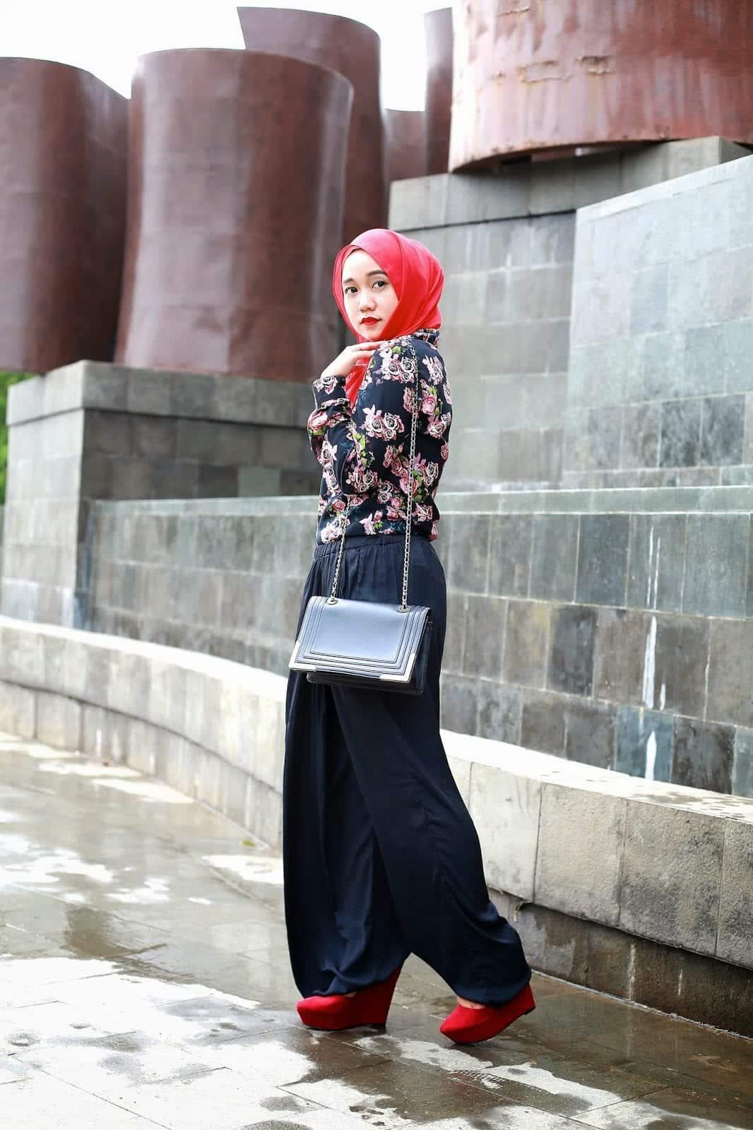 Bagaimana cara memakai hijab dengan celana palazzo?  (23)