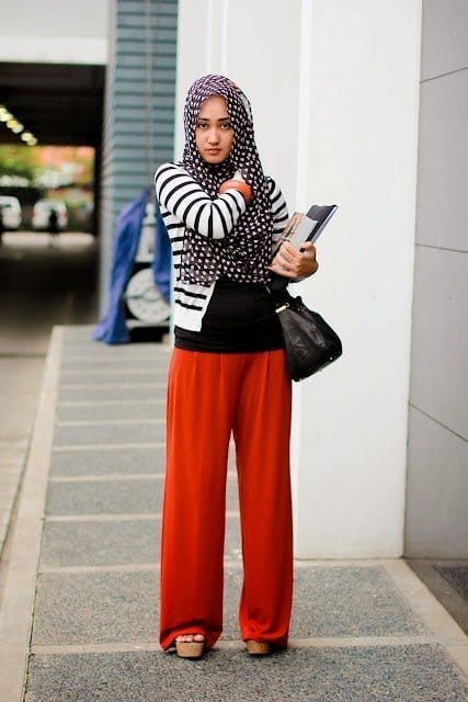 Bagaimana cara memakai hijab dengan celana palazzo?  (18)