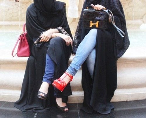 Bagaimana cara memadukan abaya dengan jeans?  (8)