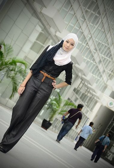 Bagaimana cara memakai hijab dengan celana palazzo?  (13)