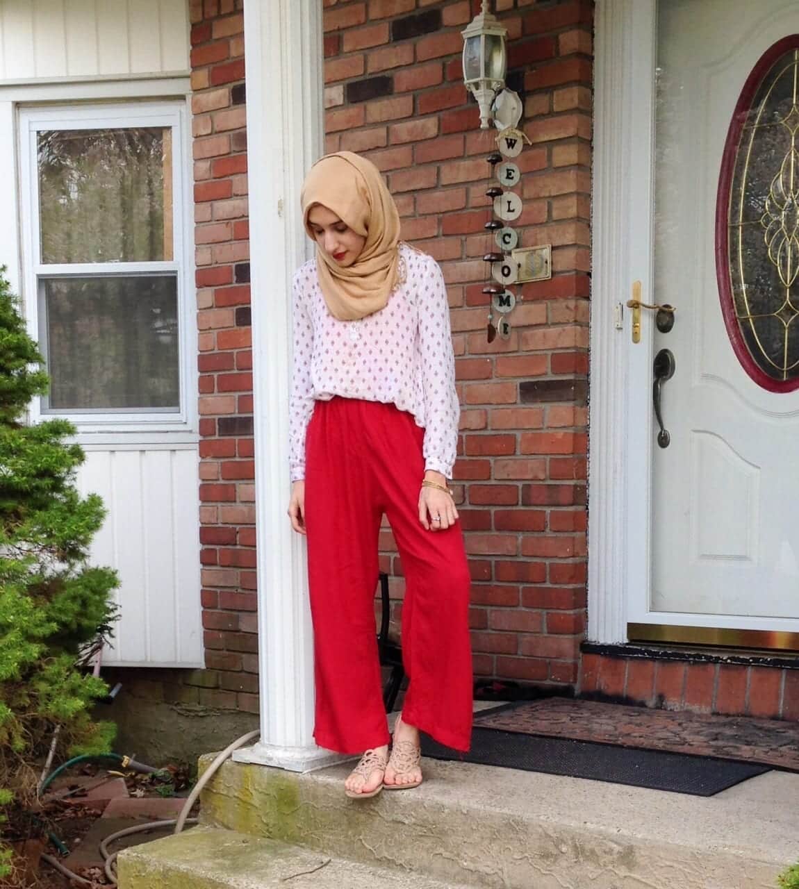 Bagaimana cara memakai hijab dengan celana palazzo?  (7)