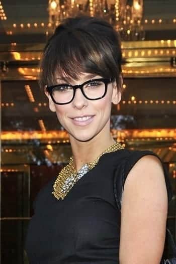 Jennifer Love Hewitt seen signing autographs for fans outside her hotel in New York City
