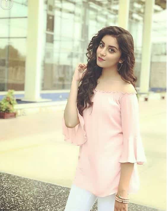 Alizay shah in pretty pink outfit
