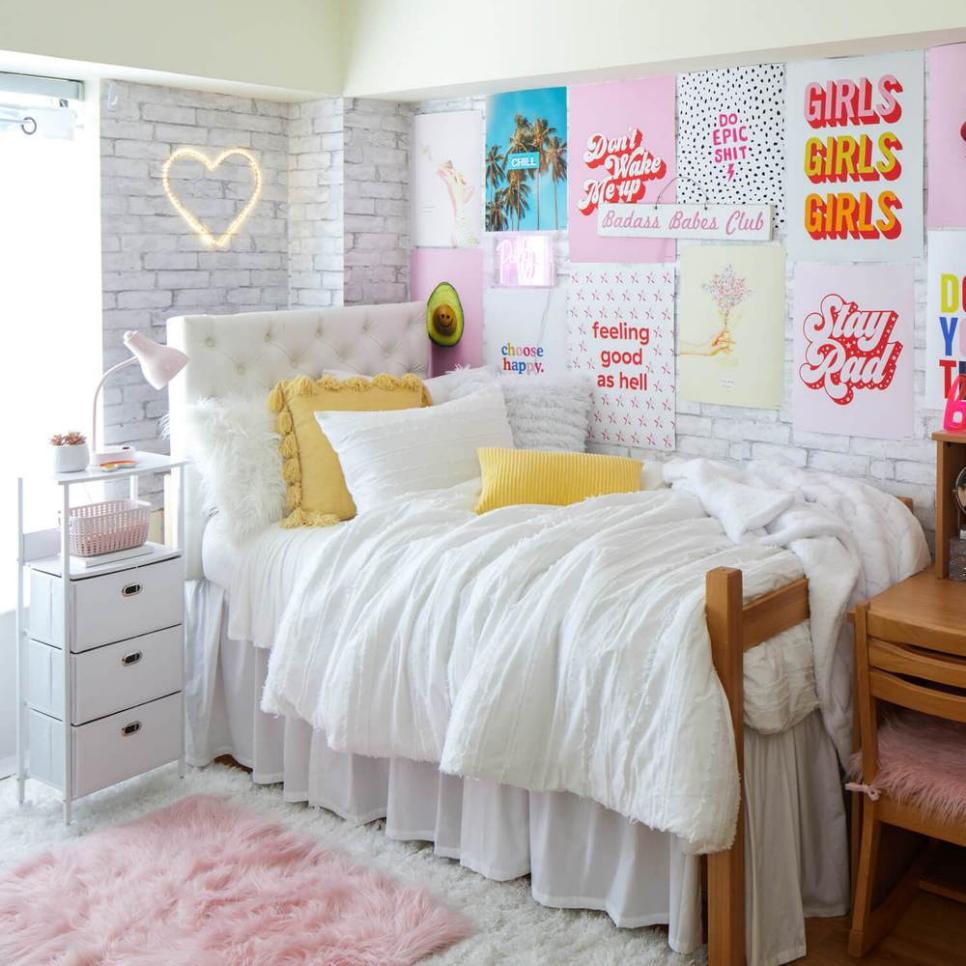 Decorating Small College Apartment Bedroom 12