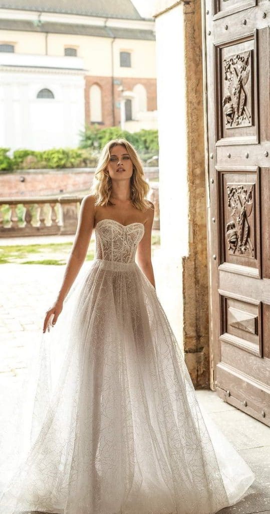 20 Stylish Wedding Dresses for Skinny Girls to Wear in 2022