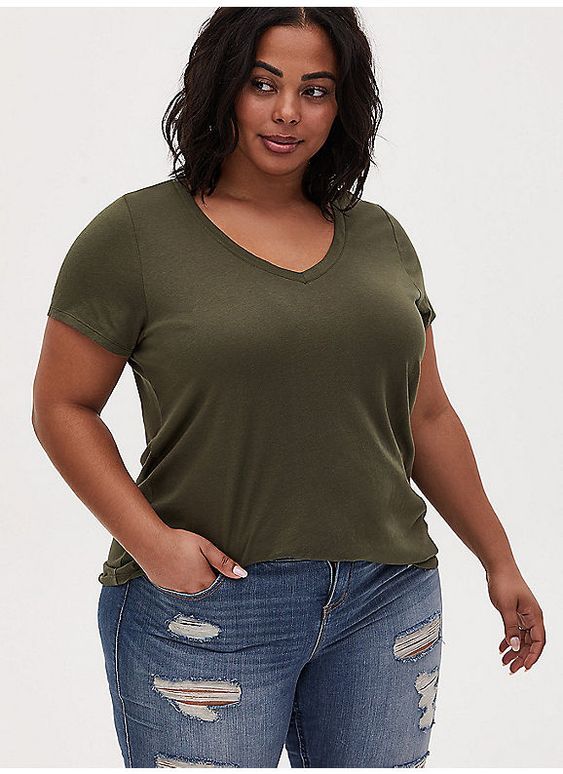 Best Tops for Busty Women- 18 Stylish Shirts for Big Busts
